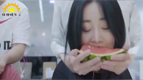 小姐姐吃细瓜,小姐姐的甜蜜细瓜时光