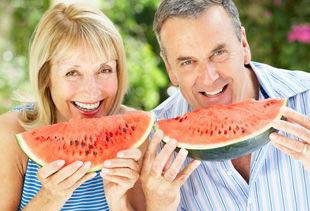 老人吃瓜信息,探寻老人吃瓜的温馨时光